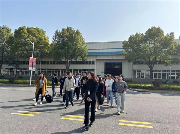 武汉理工大学学生到金百利旅行学习 (3).jpg